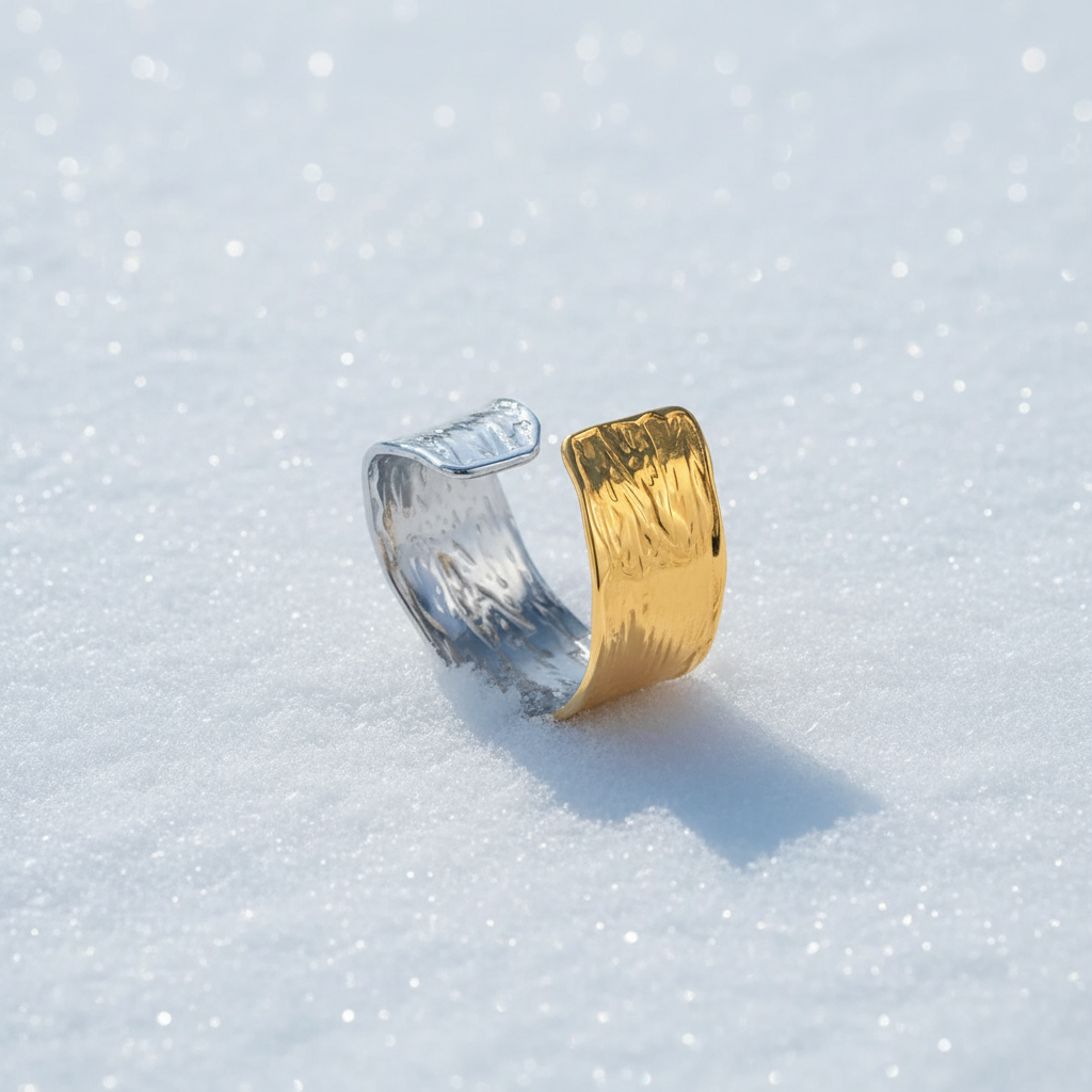 Bague glamour doré et argenté sur neige