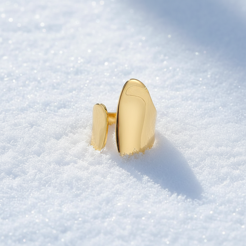 Bague Élégance Asymétrique sur neige