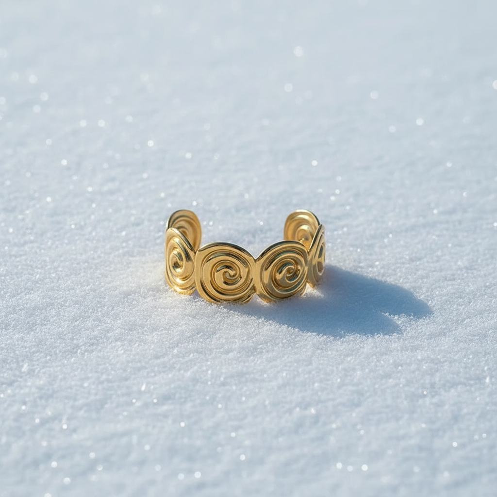 Bracelet Spirale Dorée sur neige