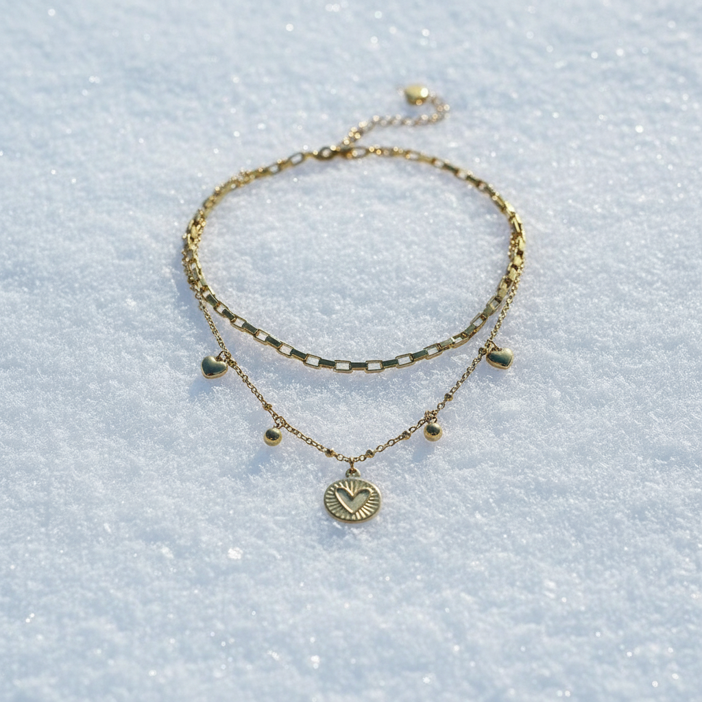 Collier Double Cœur Rayonnant sur neige