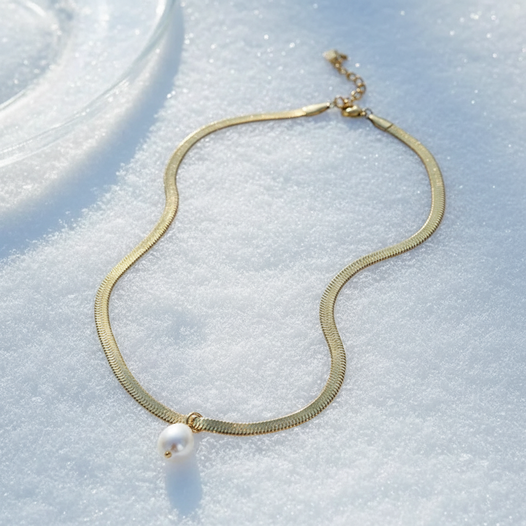 Collier Perle d'Eau Douce Élégant sur neige